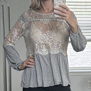 Beautiful, flowy, lace top - size medium